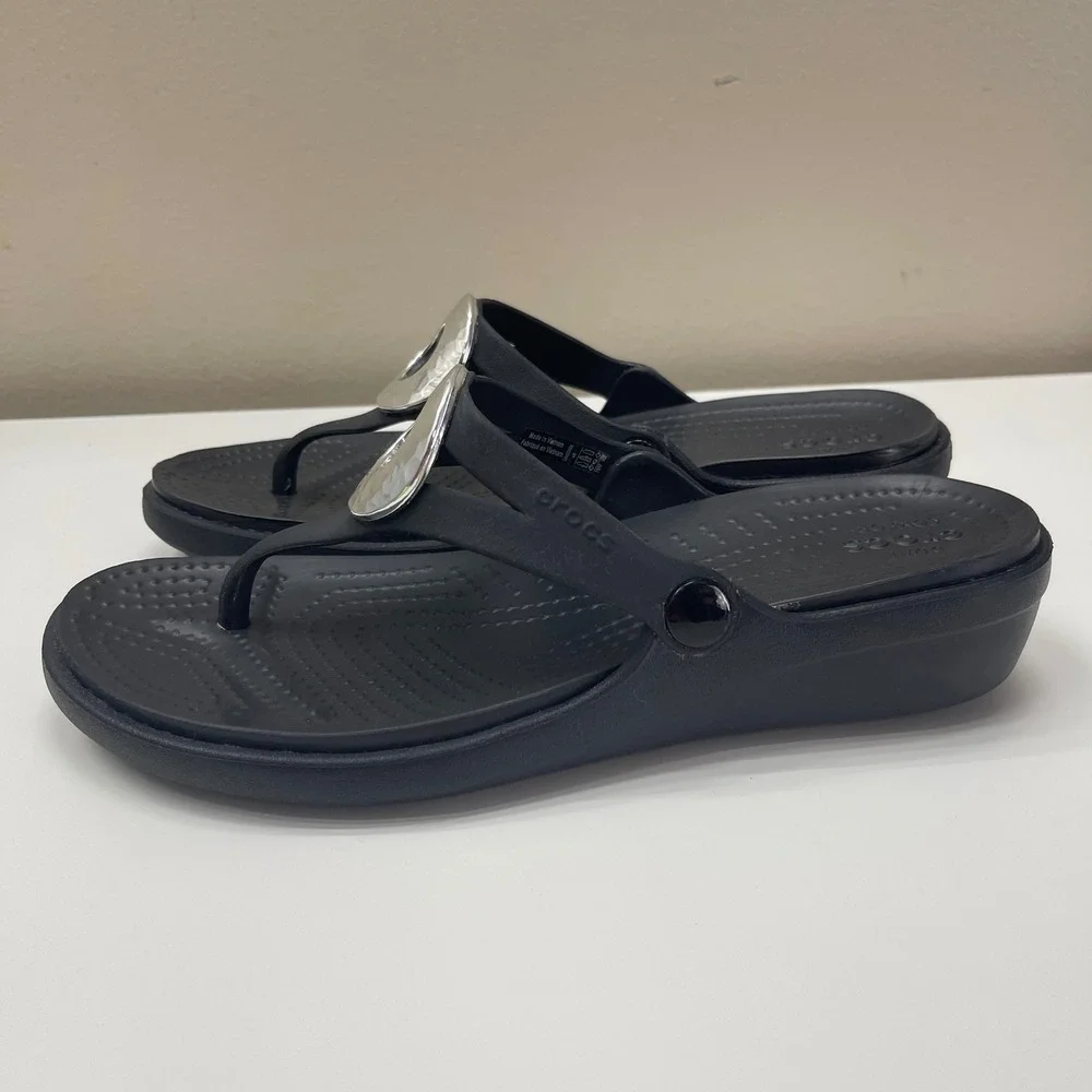 Crocs Sanrah Hammered Circle Wedge Sandals 8 Black Thong Flip Flops 204896